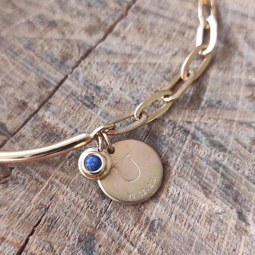 Bracelet de naissance sur-mesure Or Jaune et Saphir bleu gravé à la main